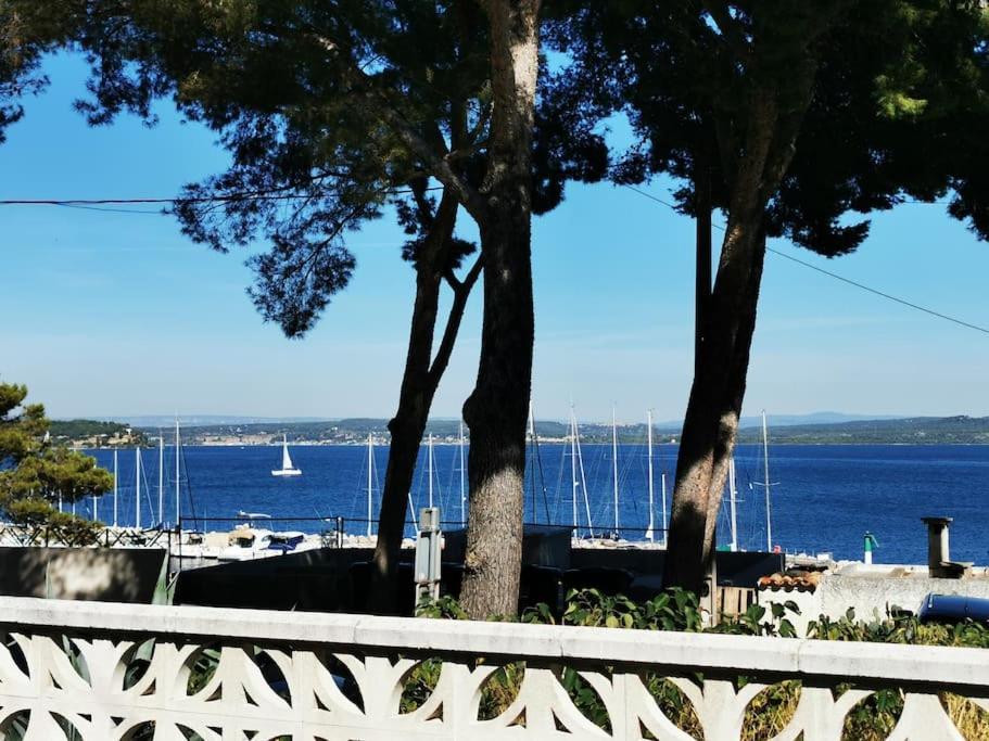 איסטרס Maison T3 Avec Vue Au Bord De L'Etang מראה חיצוני תמונה