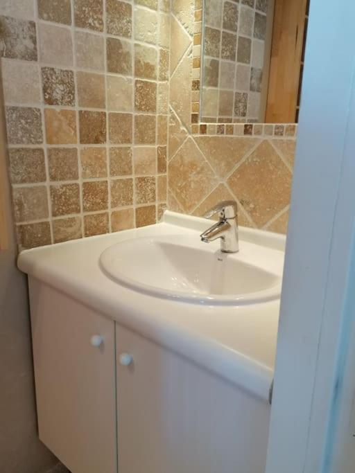 איסטרס Maison T3 Avec Vue Au Bord De L'Etang מראה חיצוני תמונה